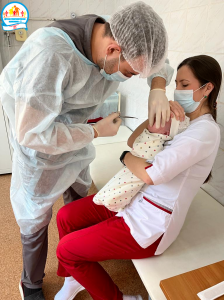 Сегодня врач стоматолог-хирург Фидан Гареев выехал в Дом ребенка и оказал профессиональную хирургическую помощь двум малышам